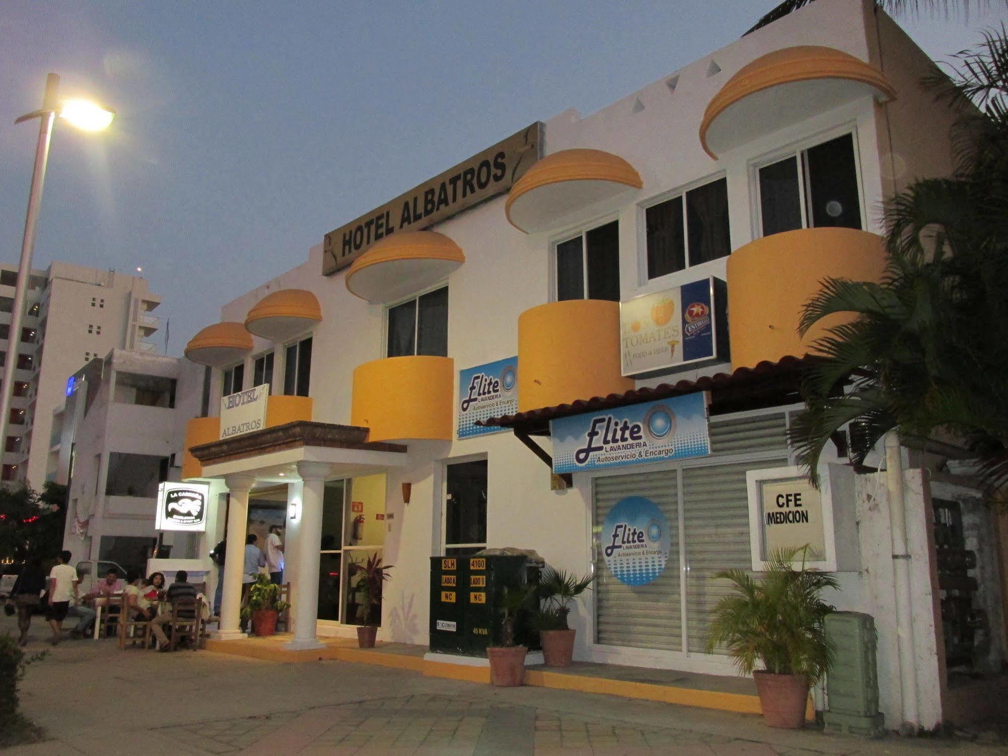 מנסניו Hotel Albatros מראה חיצוני תמונה