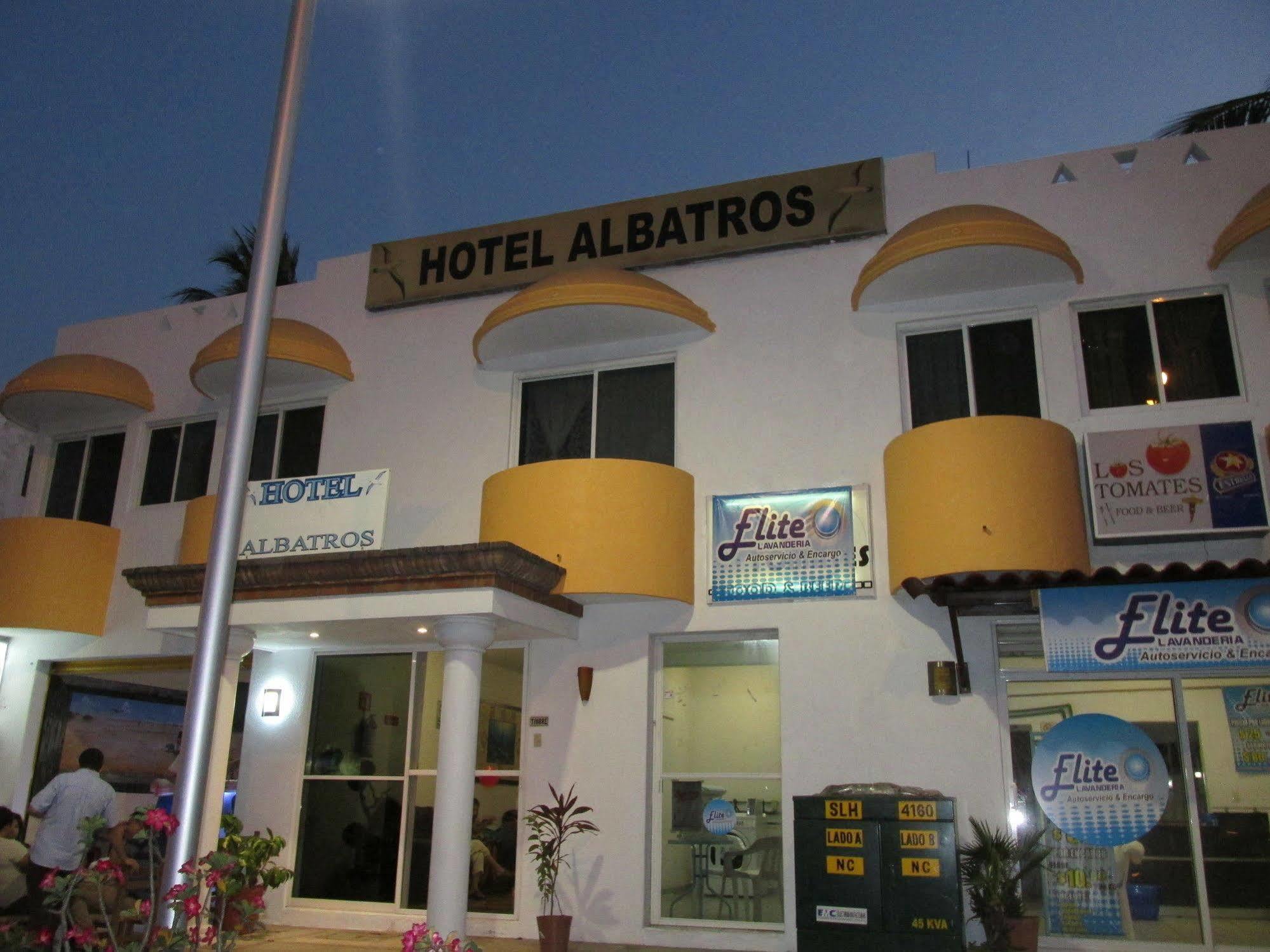 מנסניו Hotel Albatros מראה חיצוני תמונה