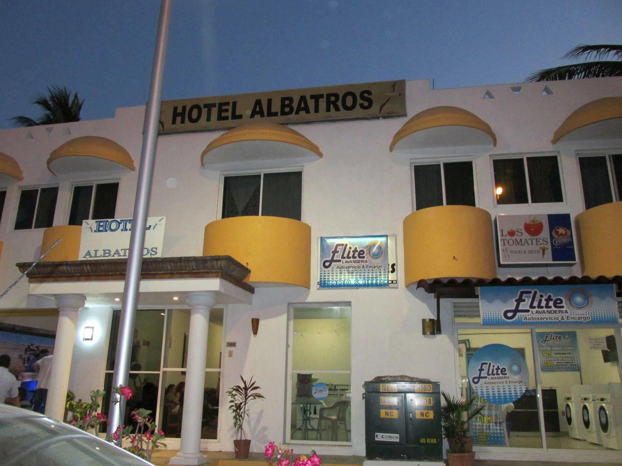 מנסניו Hotel Albatros מראה חיצוני תמונה