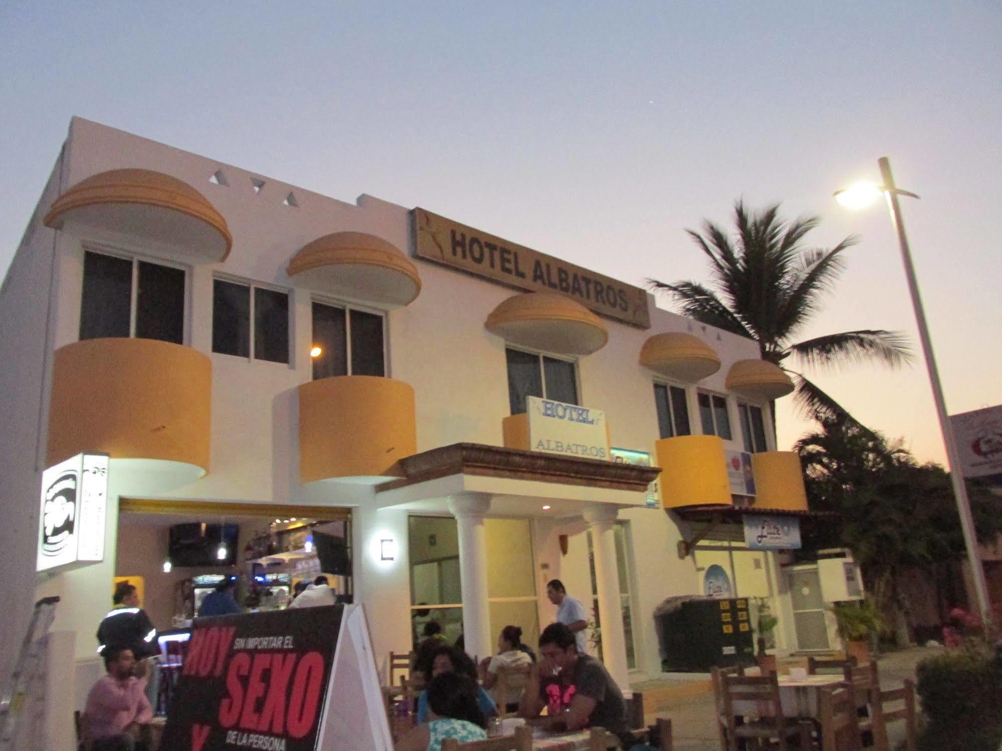 מנסניו Hotel Albatros מראה חיצוני תמונה