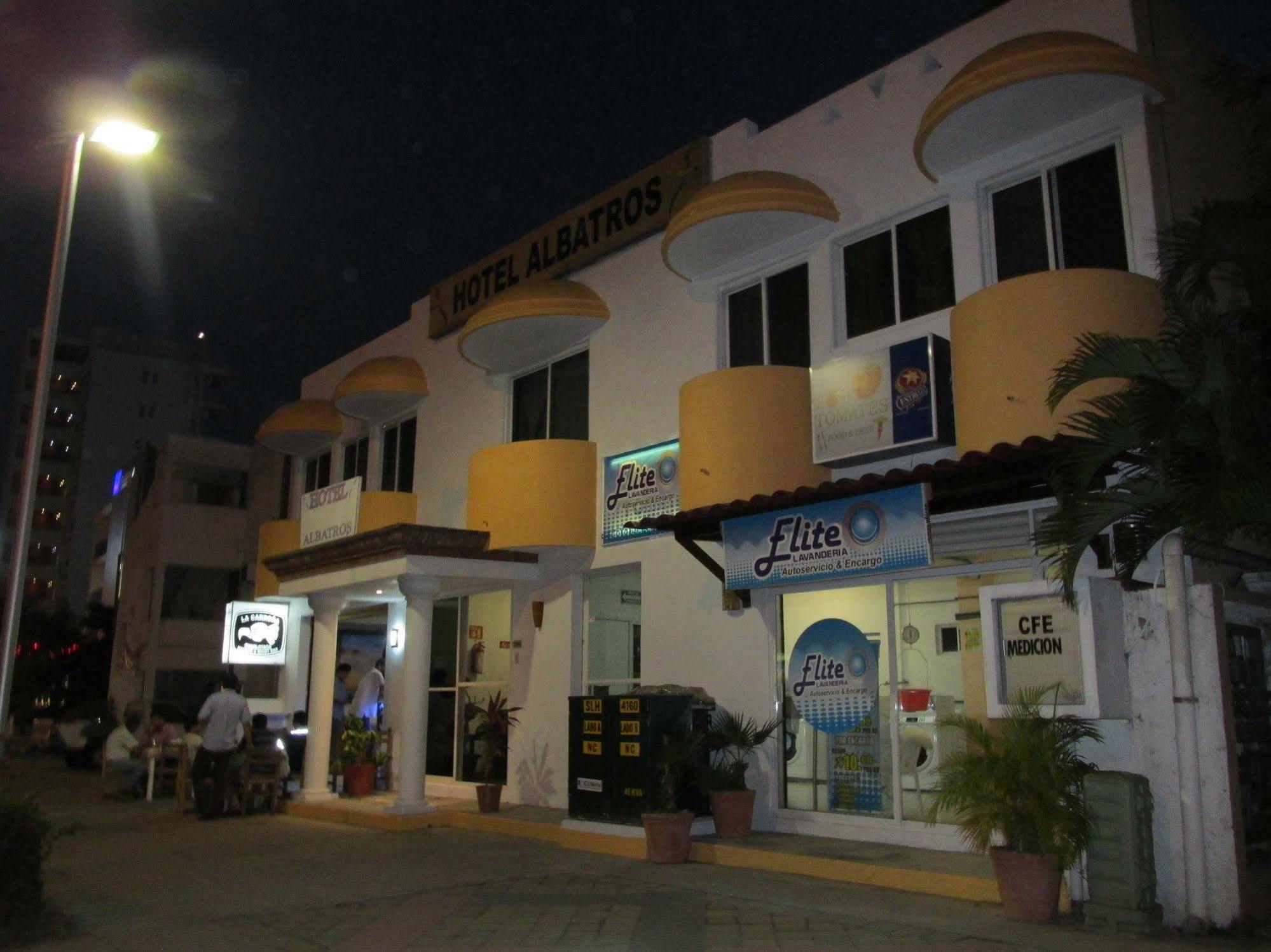 מנסניו Hotel Albatros מראה חיצוני תמונה