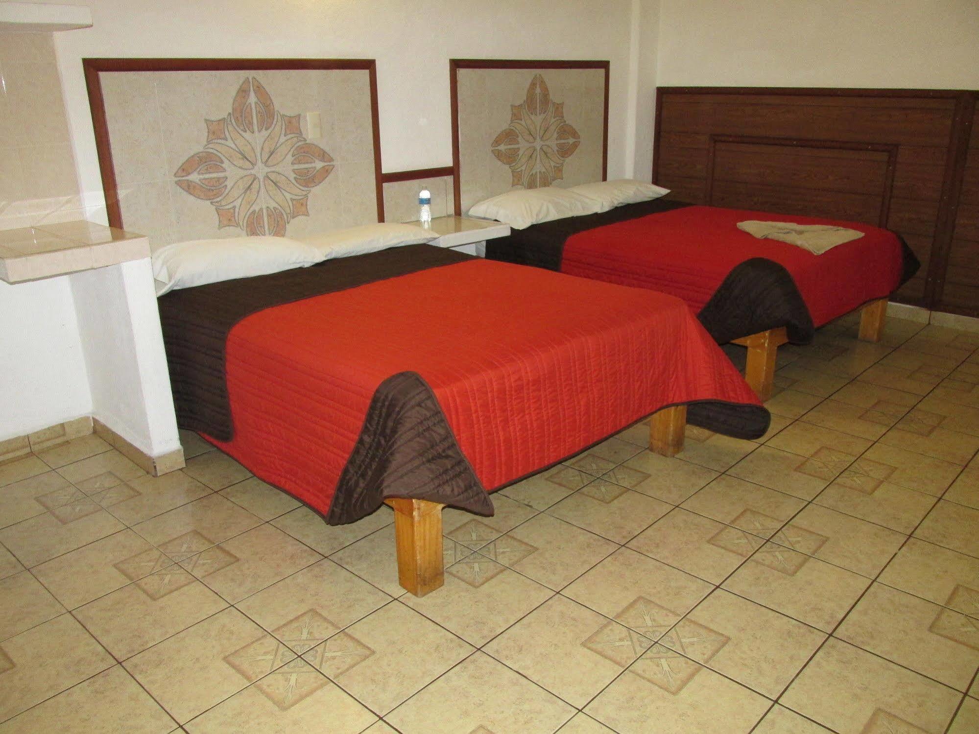 מנסניו Hotel Albatros מראה חיצוני תמונה