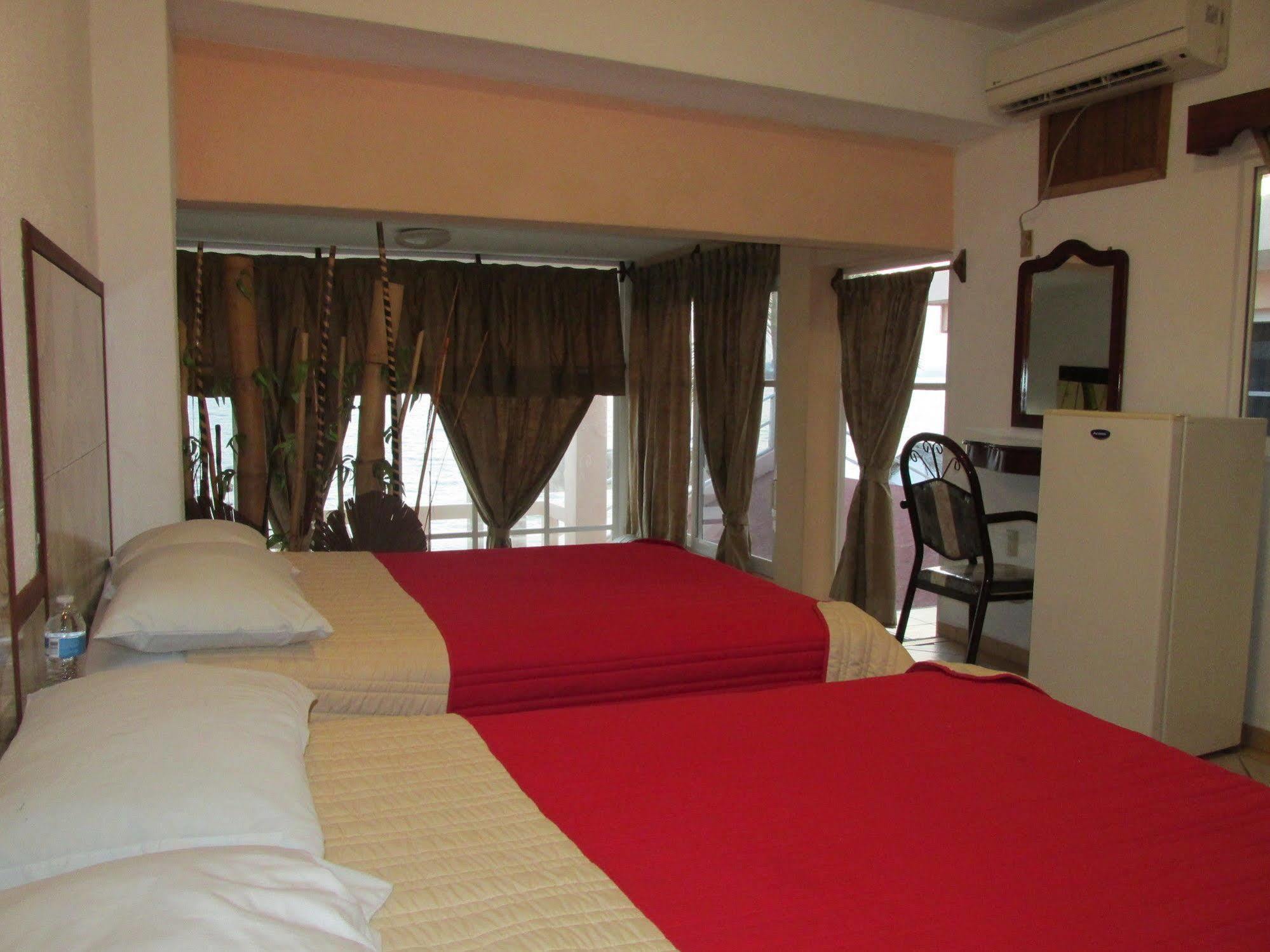 מנסניו Hotel Albatros מראה חיצוני תמונה