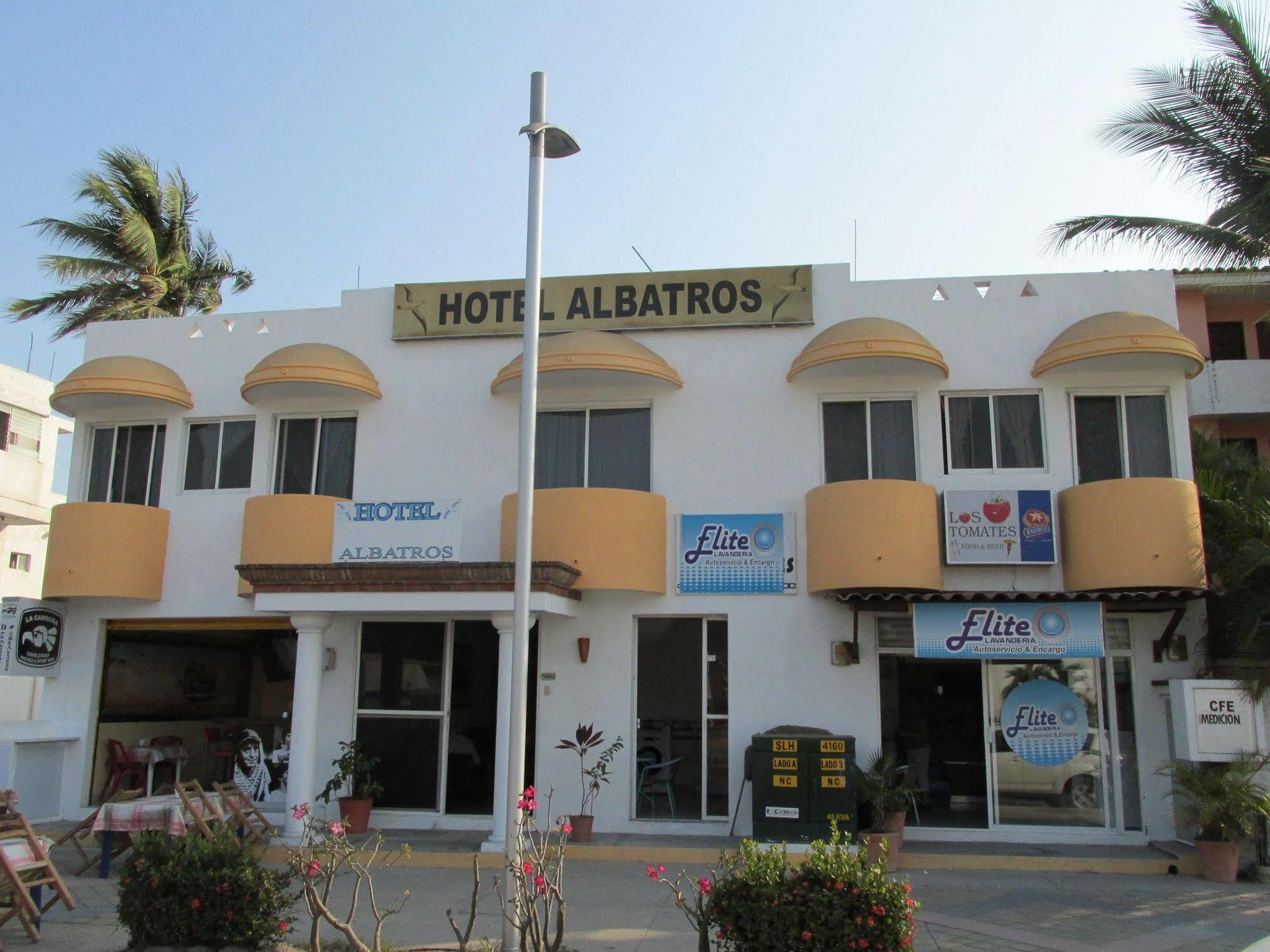 מנסניו Hotel Albatros מראה חיצוני תמונה