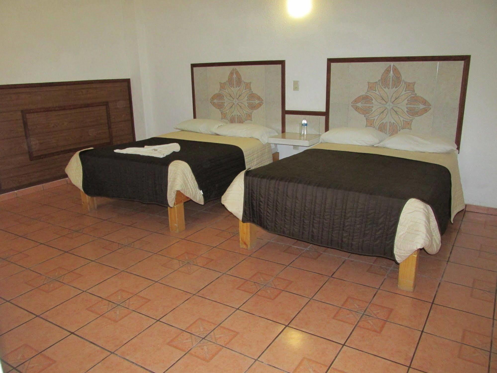 מנסניו Hotel Albatros מראה חיצוני תמונה