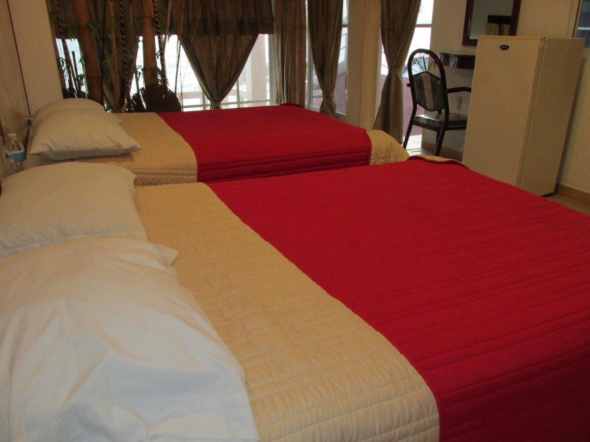 מנסניו Hotel Albatros מראה חיצוני תמונה