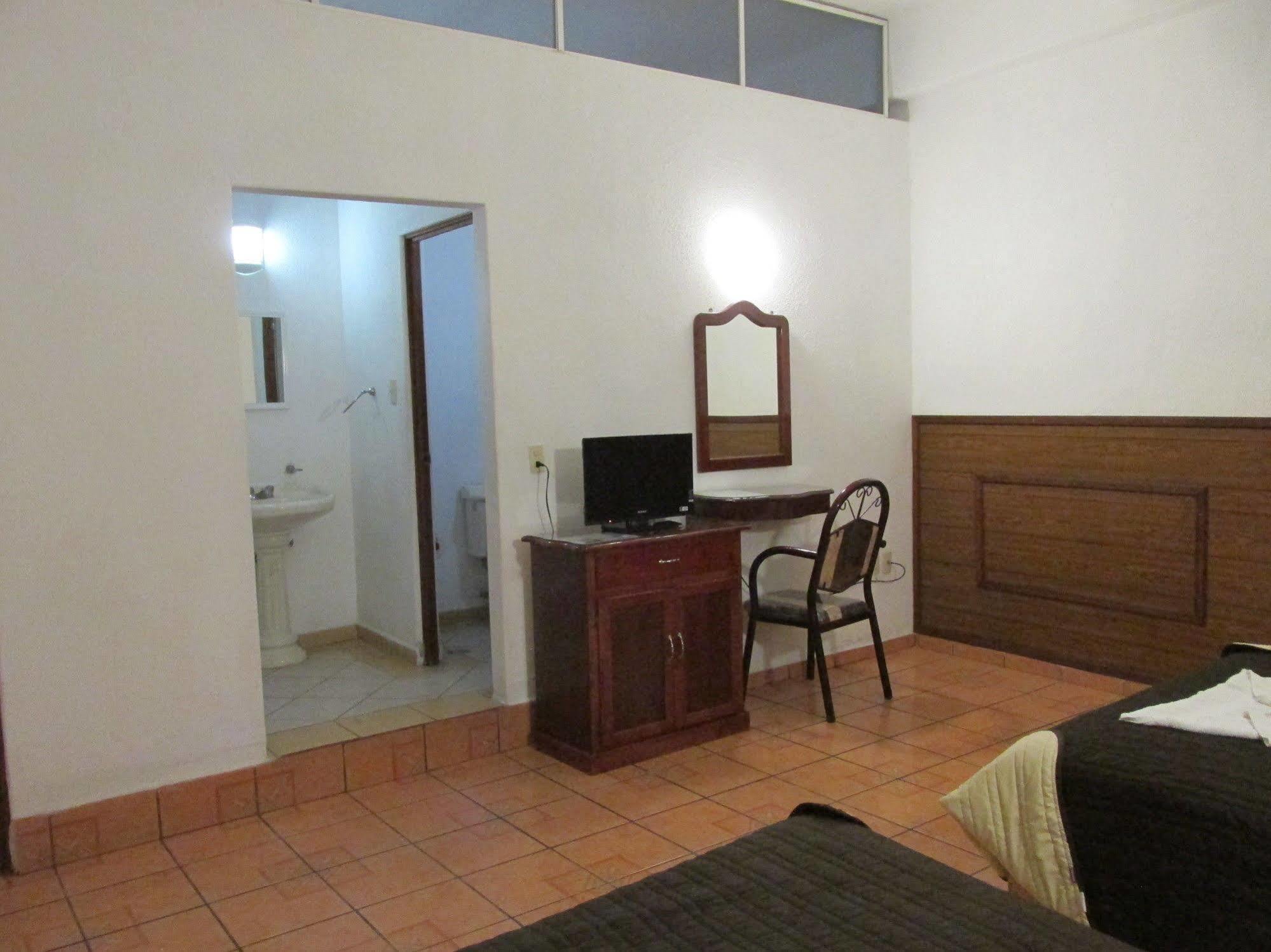 מנסניו Hotel Albatros מראה חיצוני תמונה