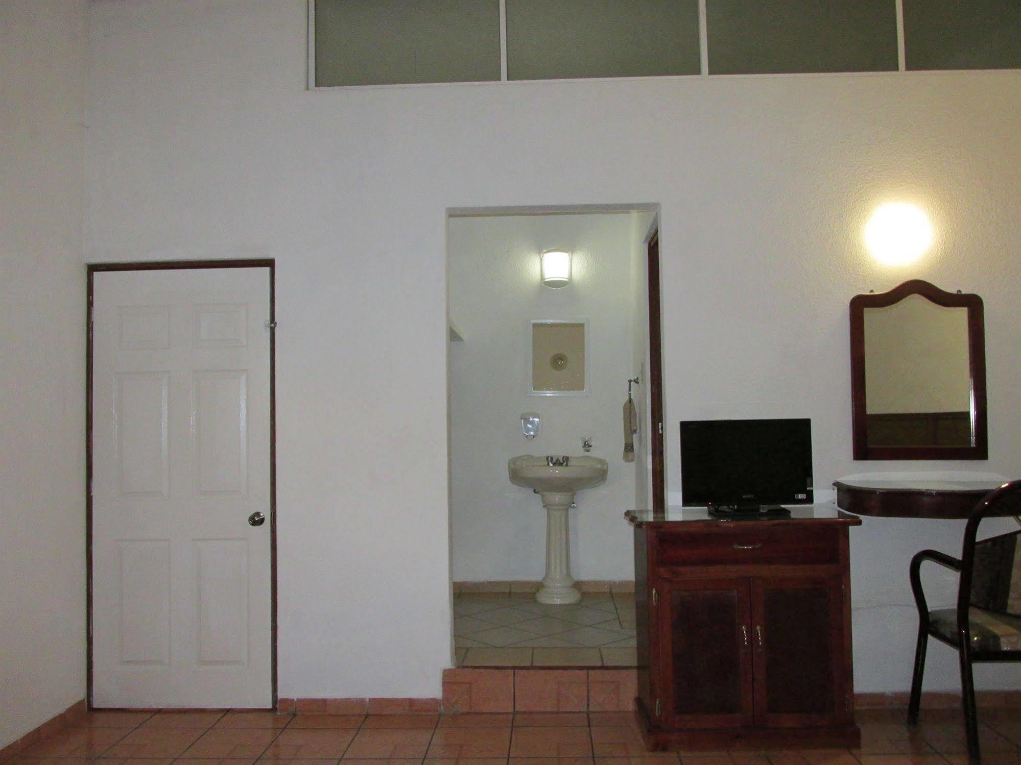 מנסניו Hotel Albatros מראה חיצוני תמונה