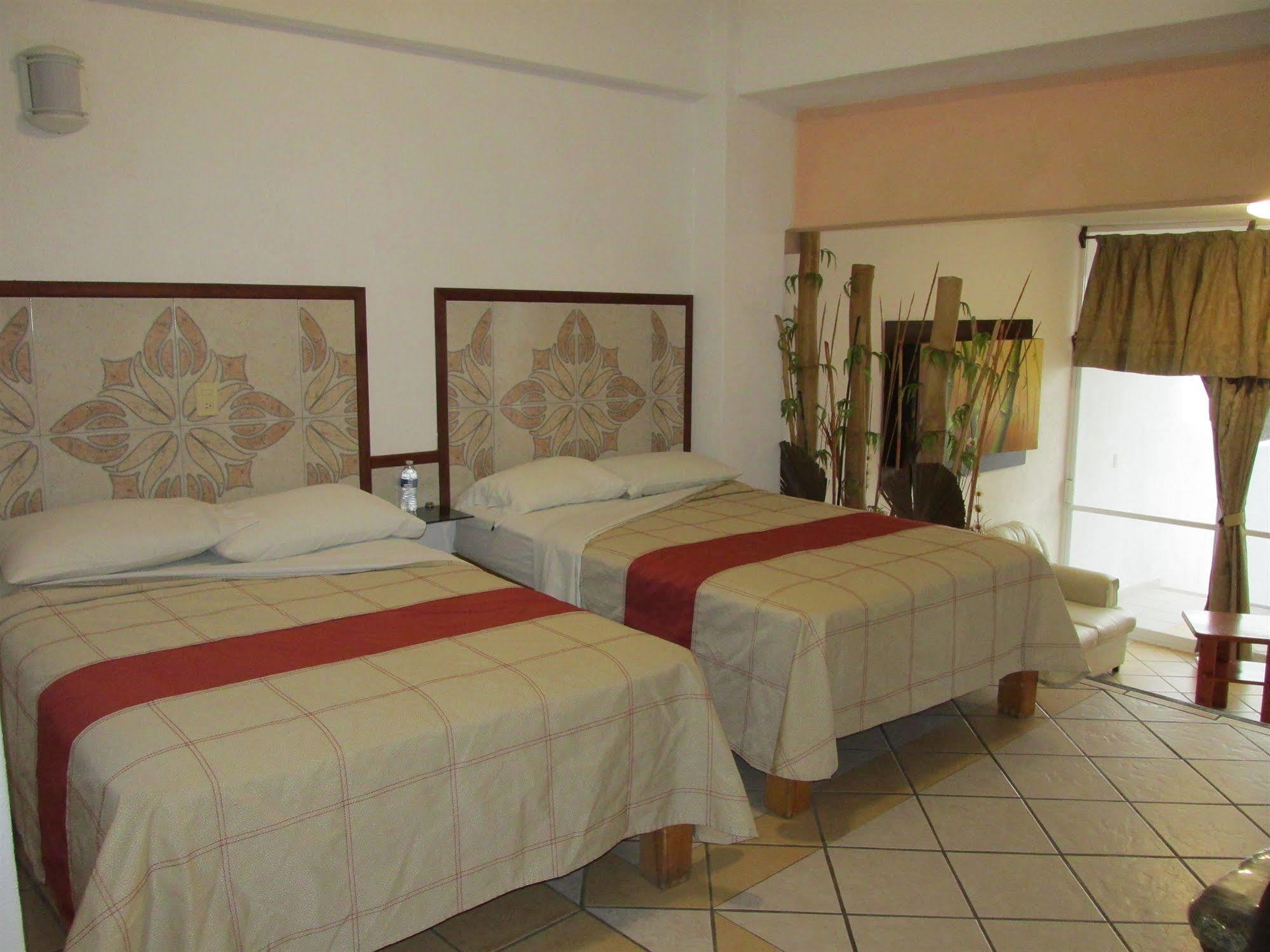 מנסניו Hotel Albatros מראה חיצוני תמונה